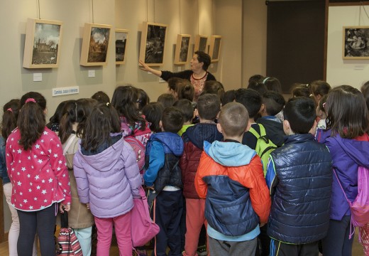 Alumnos e alumnas do Castelao visitan a mostra fotográfica ‘Galicia Máxica’